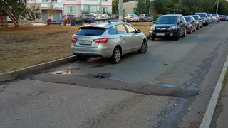«Детские площадки расположены впритык к дороге, невозможно перейти дорогу»