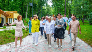 азвлекают, хорошо кормят, везде чисто, детям весело! 