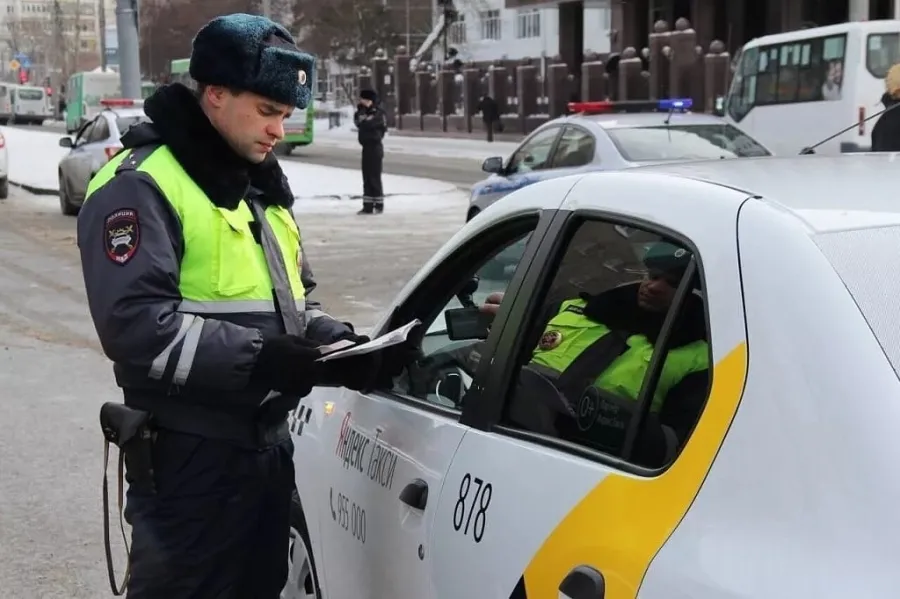 Перевозчики под контролем: инспекторы ГИБДД проверяют таксистов