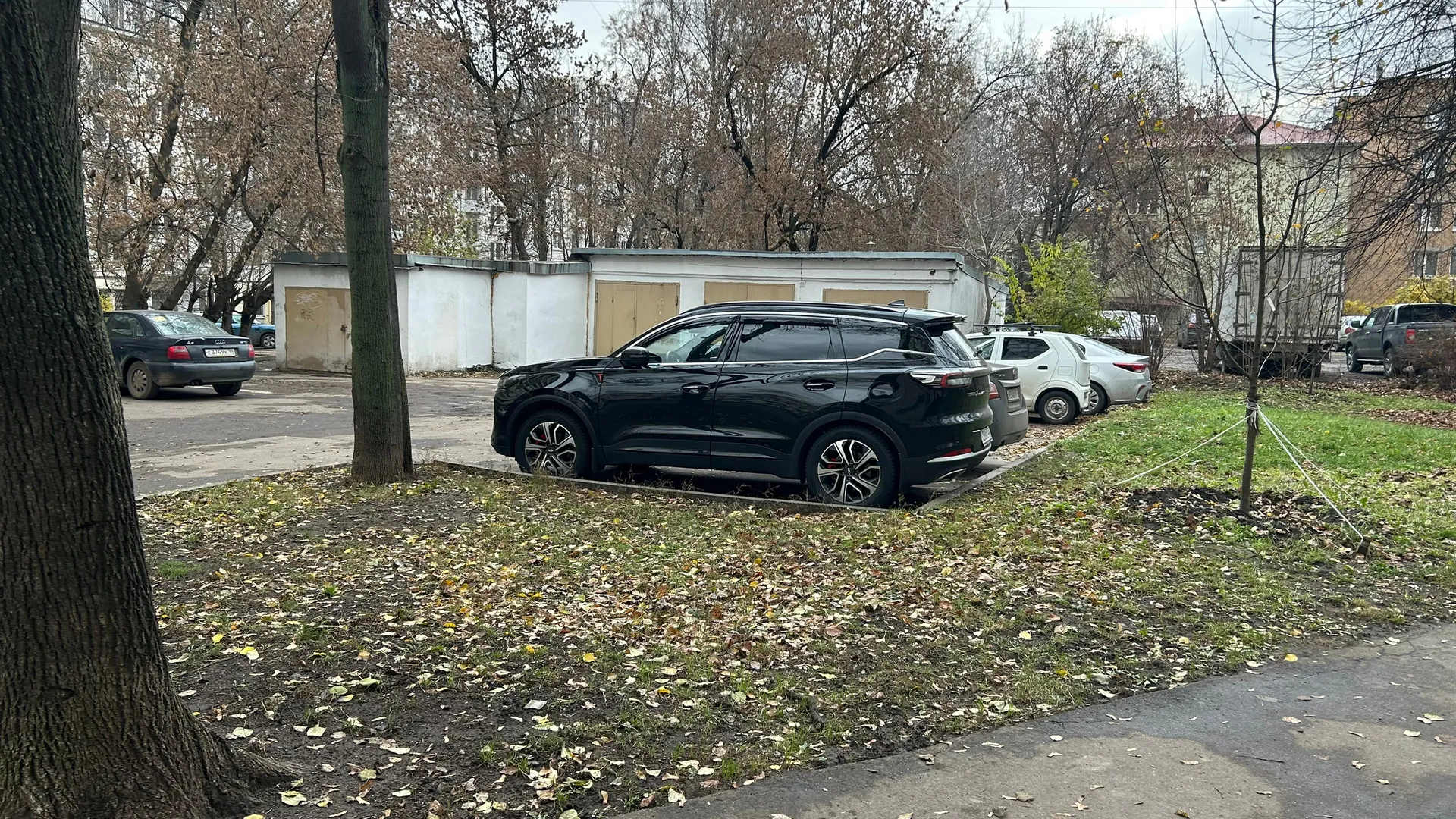 Верховный суд объяснил правила парковки во дворах. Вот что изменилось