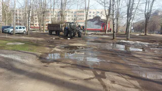 «Грязь, по газонам ездят машины»