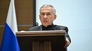 Минниханов дал жёсткий приказ: убрать снег с крыш, иначе — беда с паводком