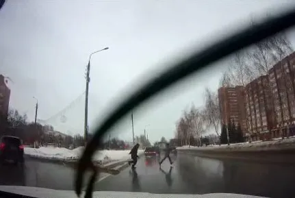 Зачем до пешеходки идти?! Можно и здесь перебежать!