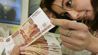 Двух сбытчиков фальшивых 5-тысячных купюр поймали