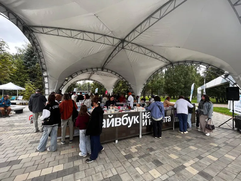 Сквер Лемаева в Нижнекамске стал центром притяжения для любителей книг