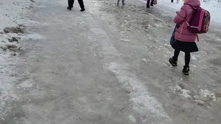 Радоваться или горевать? В Нижнекамске перед школой образовался каток