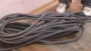 В Нижнекамске из подъезда украли кабель