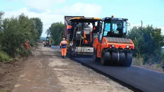 На Красноключинской дамбе ремонтируют 2 км дороги за 86 миллионов рублей