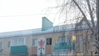 В Альметьевске голый парень выкидывал из окна вещи