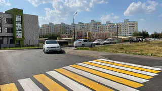 Возле новых школ Нижнекамска установили дополнительные пешеходные переходы и тротуары