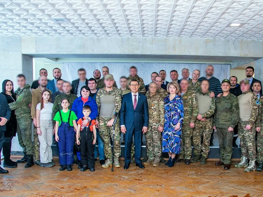 В преддверии Дня защитника Отечества мэр Нижнекамска встретился с военнослужащими