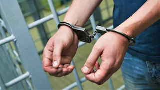 За прошедшие сутки сотрудники полиции задержали троих граждан, находившихся в федеральном розыске