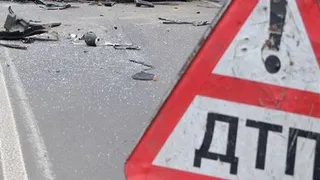 ДТП в Нижнекамске: водитель на "Волге" протаранил остановку и вход страховой компании "Чулпан"