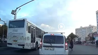 Чуть не сбил: в Нижнекамске водитель автобуса пролетел, не желая уступать дорогу пешеходам