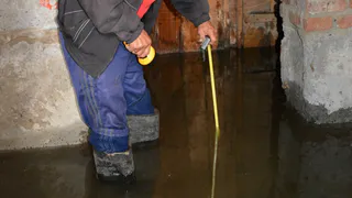Вода по колено: в Нижнекамске подвал одного из домов затопило