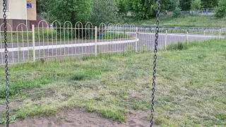 «То ли вандалы ломают качели, то ли сооружение слабое»