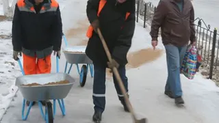 В Нижнекамске тротуары посыпали 32 тоннами песка