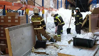 «Ситуация под жестким взором прокуратуры»: в Зеленодольске рухнула крыша склада «Магнита», пострадала женщина