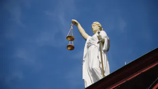 А суд идет ...