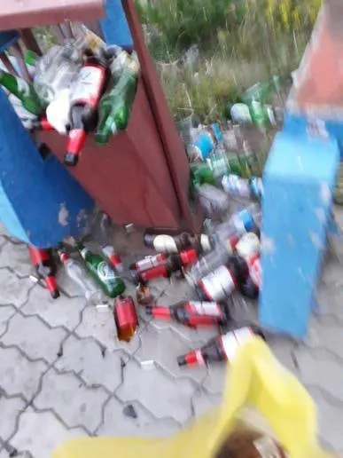 Нижнекамцы пожаловались на мусорную «свалку» из бутылок