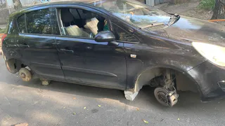 Лишь бы не платить: увидев судебных приставов, жительница Татарстана заперлась в автомобиле