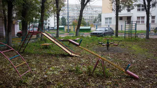 В Татарстане мужчина сбросил ребенка с качелей
