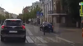 Вот это реакция: татарстанец чуть не попал под колеса авто