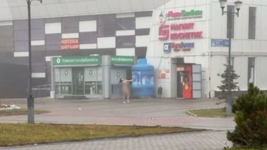 В Челнах по городу разгуливала голая женщина — видео попало в сеть