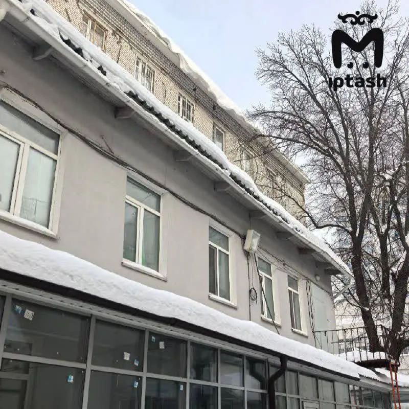 Опасность над головами школьников: снег нависает над школой «СОЛНЦе» в Казани