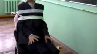 Первоклассника учительница привязала скотчем к стулу