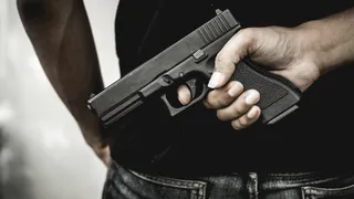В Татарстане незнакомец расстрелял сидящих в машине парней
