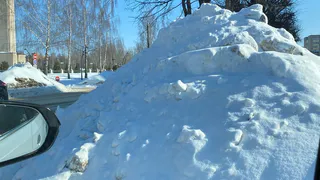 Ну и как быть? На улице Нижнекамска образовался снежный бархан