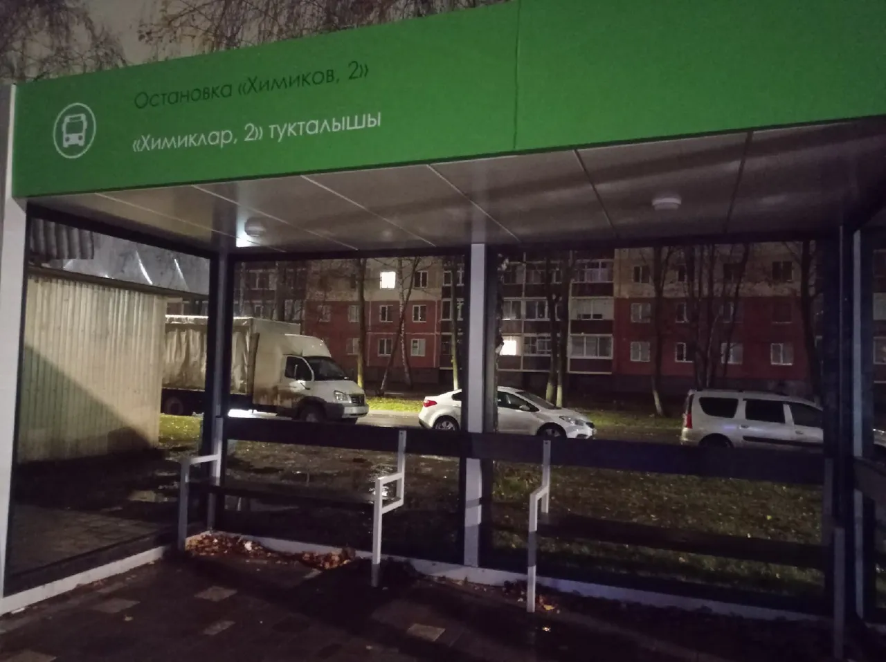 В Нижнекамске при установке остановочного павильона забыли поставить стекла