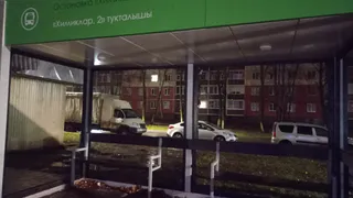 В Нижнекамске при установке остановочного павильона забыли поставить стекла