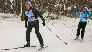 Муллин катается на лыжах с 7-го класса, проходит по 15 км.