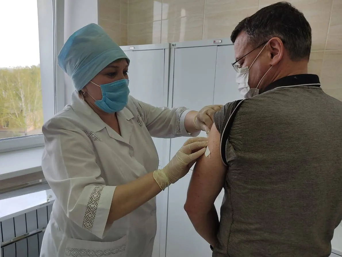 Вакцинация продолжается: главный врач районной больницы Нижнекамска привился первым компонентом