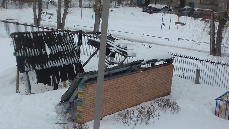 В детском саду «Вишенка» в Нижнекамске обрушилась крыша веранды на детской площадке