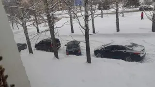 В Нижнекамске за зиму автолюбители превратили детскую площадку в стоянку