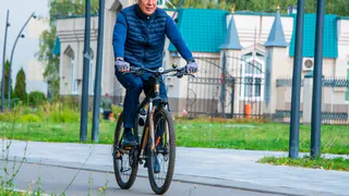 Сперва на газонокосилке, теперь на велике