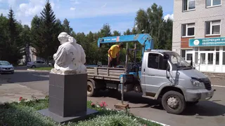 Около нижнекамского роддома убрали скульптуру