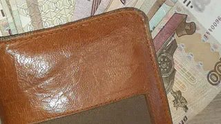 Мошенники, «покупая» пальто, списали с карты продавца все деньги