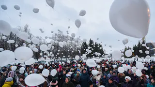 Нижнекамцы запустили в небо сотни белых шаров в память о погибших в Кемерово