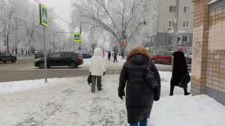 Нужно ли останавливаться, если пешеход еще на тротуаре: разбираем спорные ситуации на пешеходном переходе