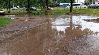 В городе есть лужа, которая не высыхает даже в знойную жару