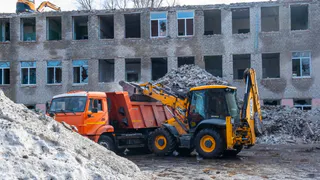 В Нижнекамске приступили к демонтажу здания бывшей больницы
