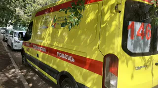 В Альметьевске 3-летняя девочка просунула голову между металлическими прутьями игрового домика и застряла