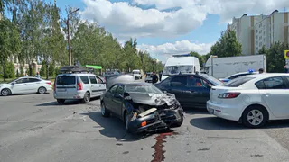 24-летний водитель иномарки не уступил дорогу и влетел в авто