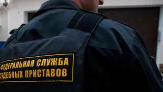 В Татарстане водитель иномарки чуть не сбил судебных приставов, которые перегородили ему путь