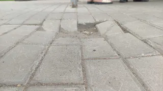 На улице Менделеева девушка споткнулась и получила перелом