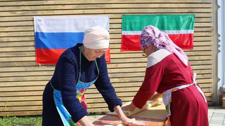 Волонтеры заготавливают домашнюю лапшу, плетут маскировочные сети, а школьники пишут письма солдатам 